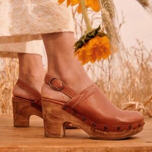Sezane Tan Leather Wood-Soled Clogs